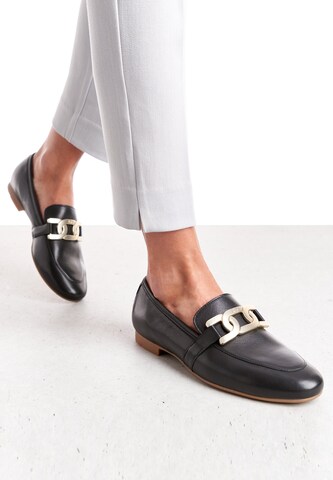 LLOYD Classic Flats in Black: front