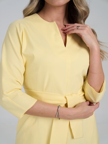 Robe 'Elegant Office Dress with Clean Cut – Yellow – Ingrid' Couture de Marie en jaune