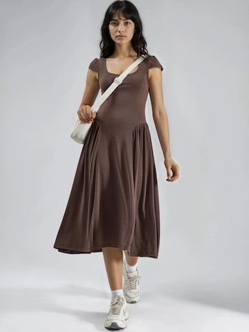 Busem - Vestido de verão em castanho
