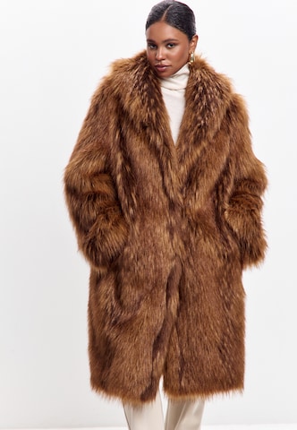 CESARE GASPARI Wintermantel in Bruin: voorkant