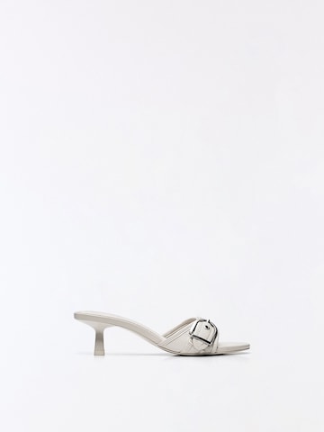 Bershka Pantolette in Weiß