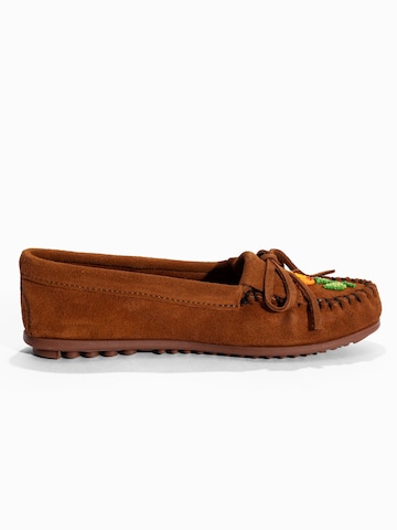 Mocasini 'Kilty Tread' de la Minnetonka pe maro