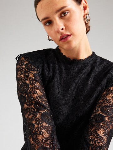 PIECES Curve Blouse 'PCOLLINE' in Zwart