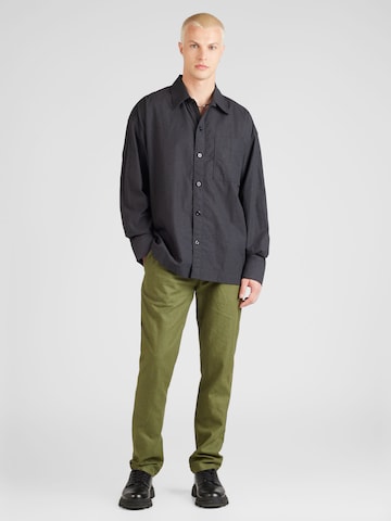 regular Pantaloni con pieghe di BURTON MENSWEAR LONDON in verde