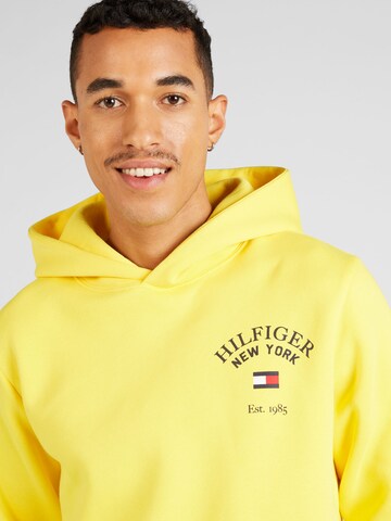 TOMMY HILFIGER Mikina 'ARCHED VARSITY' – žlutá