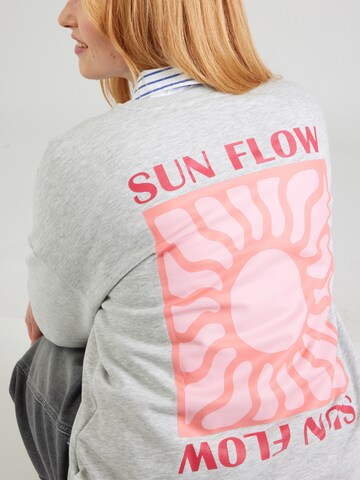 ONLY Carmakoma Sweatshirt 'CARLAJULIA' in Grijs