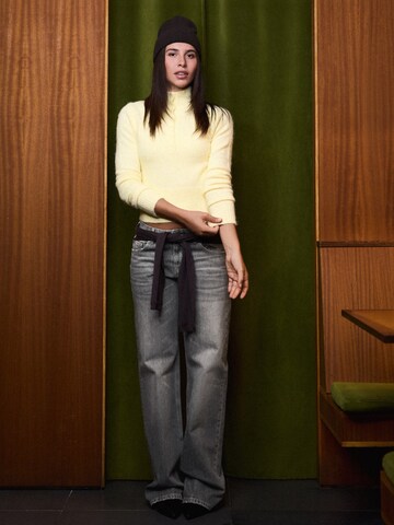 Bershka Sweater in Yellow: front