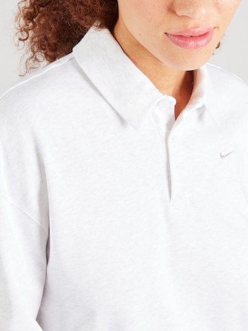 Nike Sportswear - Camiseta 'Essential' en gris