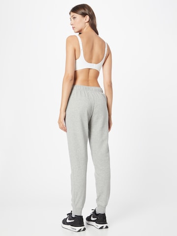 Effilé Pantalon Nike Sportswear en gris