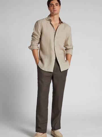 IUMAN Intimissimi Regular Pleat-Front Pants in Brown