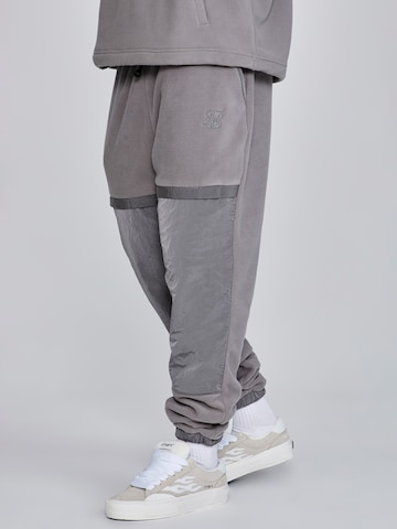 Loosefit Pantaloni di SikSilk in grigio