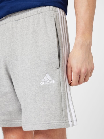 ADIDAS SPORTSWEAR Normalny krój Spodnie sportowe 'Essentials French Terry 3-Stripes' w kolorze szary