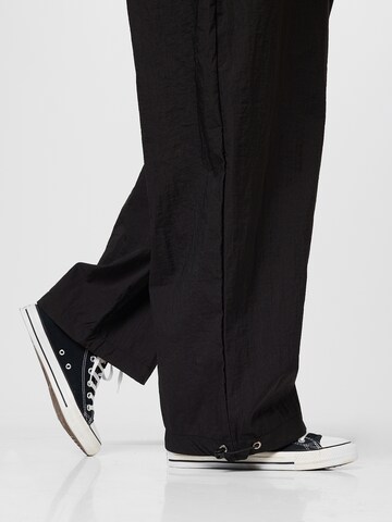 Wide leg Pantaloni di Nasty Gal Plus in nero