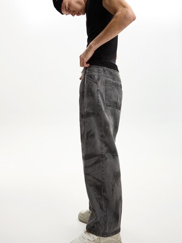 Bershka Wide Leg Jeans i grå