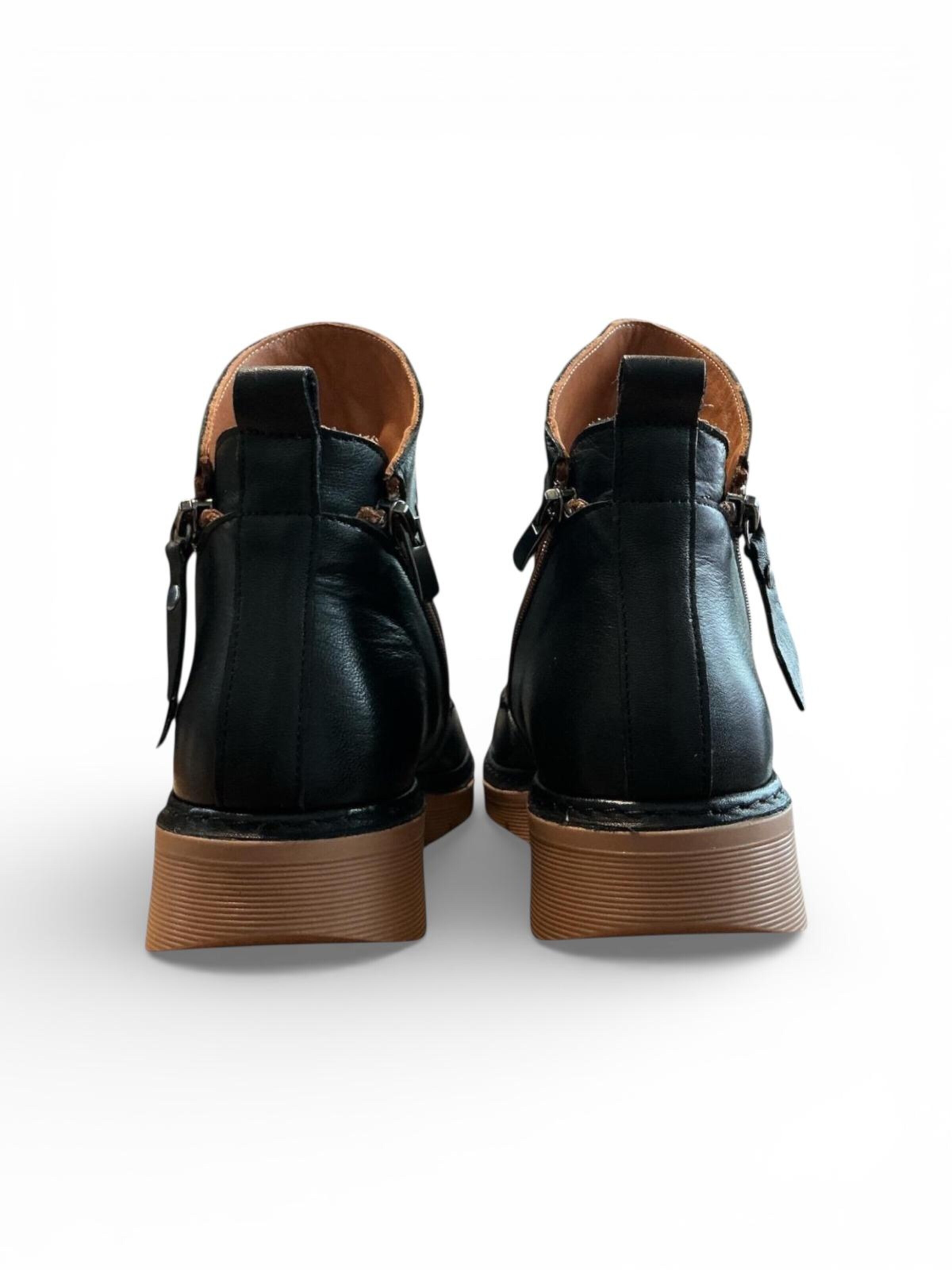 Begoria Boots in Black