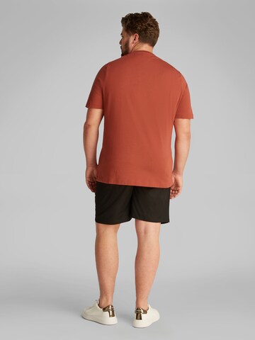 Calvin Klein Big & Tall - Camiseta 'HERO' en rojo
