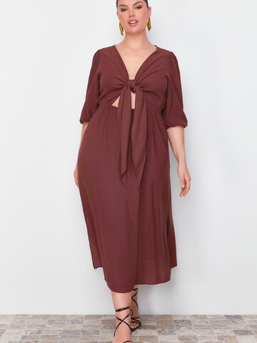 Robe d’été Trendyol Curve en marron : devant