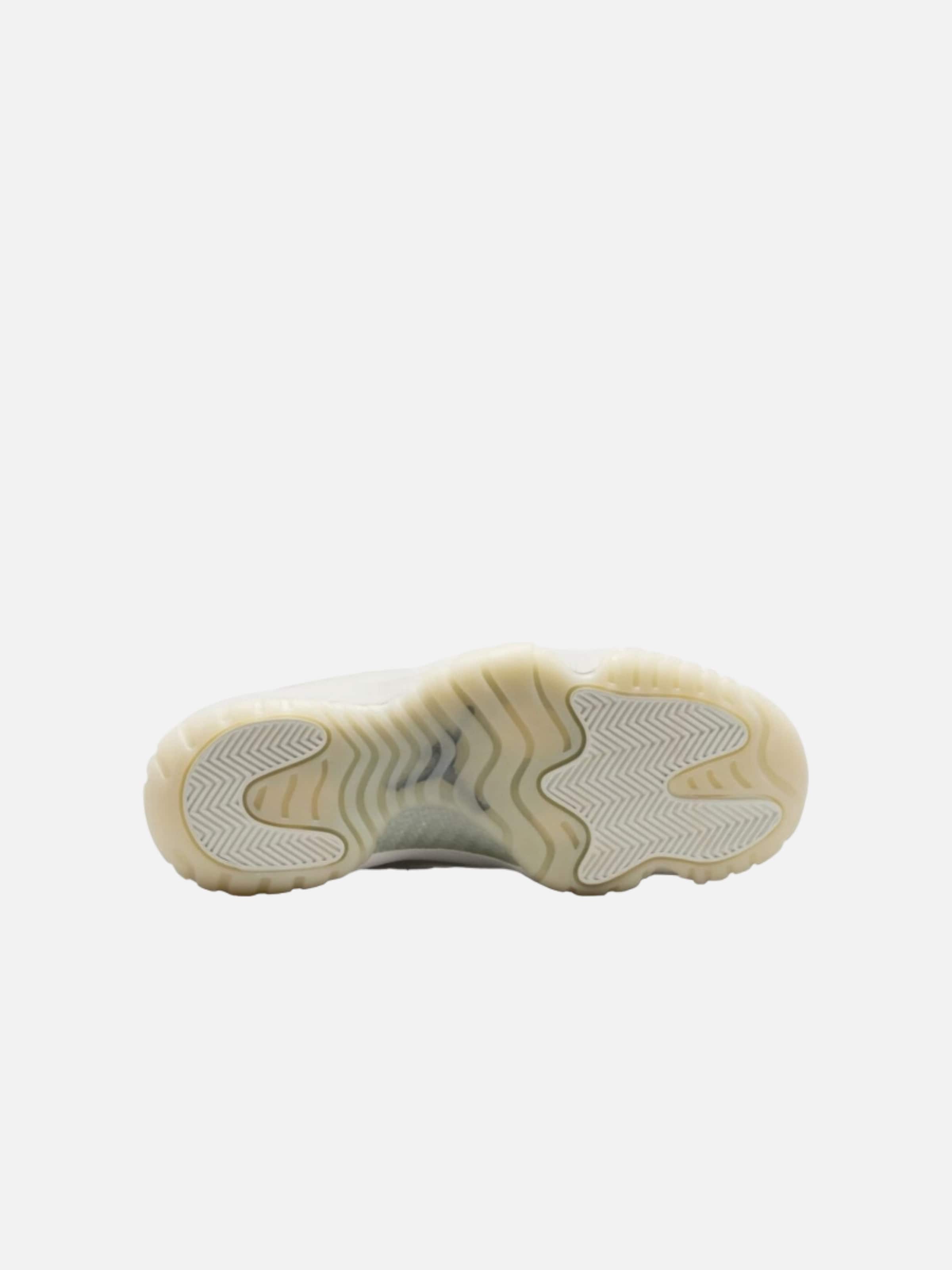 Sneaker alta 'Air Jordan 11 Retro Pearl' di Jordan in bianco