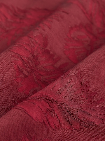 Next - Saia em vermelho