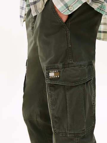 Tapered Pantaloni cargo 'SCANTON' di Tommy Jeans in verde