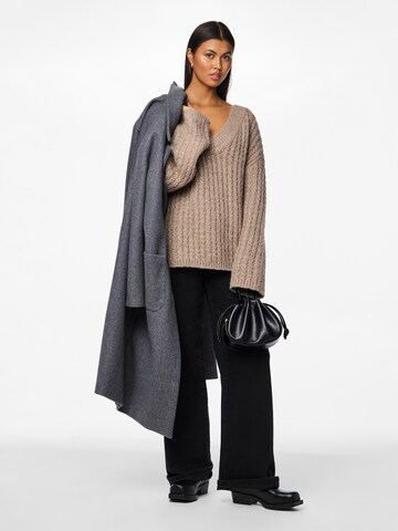 PIECES - Pullover oversized 'Nalisa' em castanho