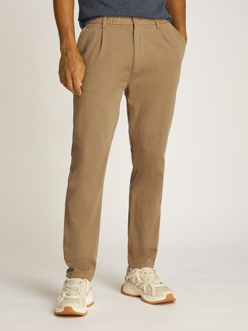 Tapered Pantaloni con pieghe di Tommy Jeans in marrone: frontale