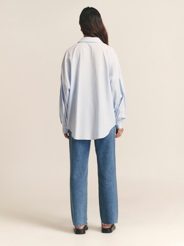 St MRLO - Blusa 'Requisite' en azul: atrás
