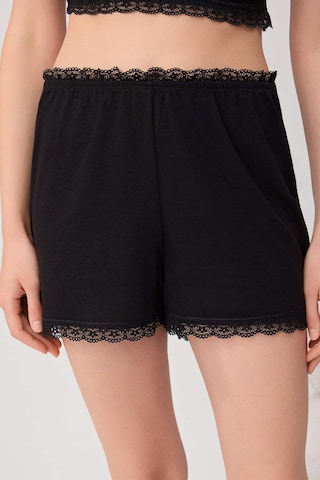 Trendyol - Pijama de pantalón corto en negro