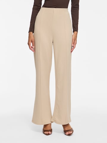Pantaloni cu dungă de la VILA pe bej: față