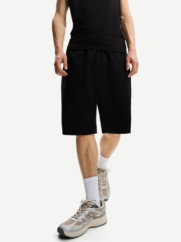 Bershka Loosefit Kalhoty – černá: přední strana