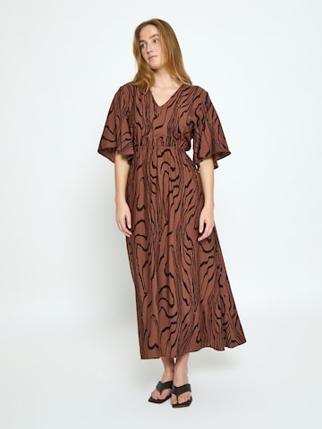 Peppercorn Jurk 'Ozzy' in Bruin: voorkant