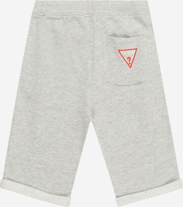 GUESS Regular Shorts in Grau