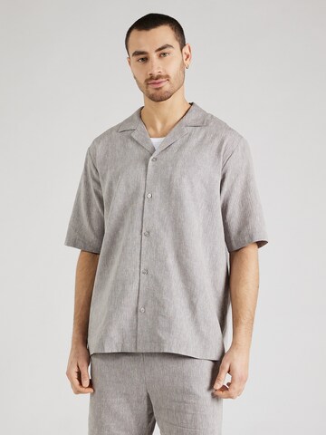 Coupe regular Chemise 'Joey' ABOUT YOU x Kevin Trapp en gris : devant