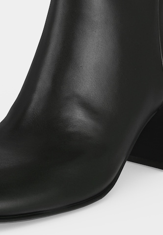 Bottines 'ALEXAA' GUESS en noir : devant