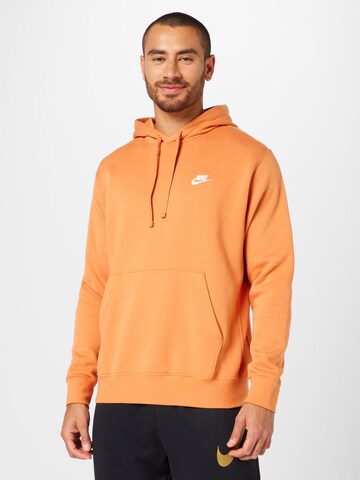 Nike Sportswear - Regular Fit Sweatshirt 'Club Fleece' em laranja: frente