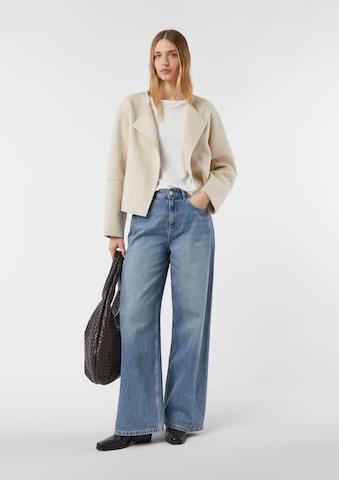 Tricou de la COMMA pe alb