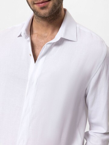 Coupe regular Chemise Antioch en blanc