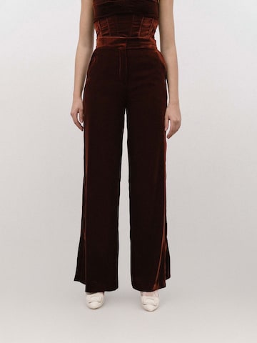 4TAILORS Flared Broek in Bruin: voorkant