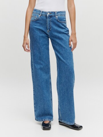 EDITED Flared Jeans 'Kaya' in Blue: front