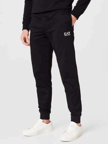 Tapered Pantaloni di EA7 Emporio Armani in nero: frontale