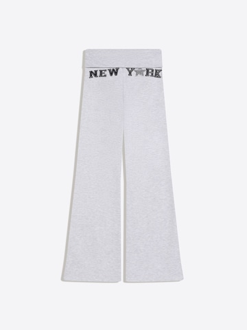 Bershka Levenevä Housut värissä harmaa