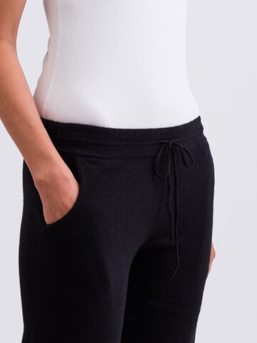 regular Pantaloni di CASH-MERE.CH in nero