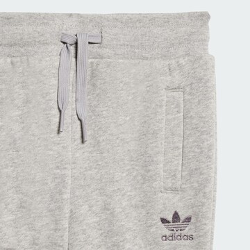 ADIDAS ORIGINALS Костюм для бега 'Trefoil' в Серый