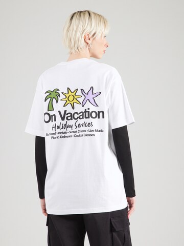 T-shirt 'Holiday Service' On Vacation Club en blanc : devant