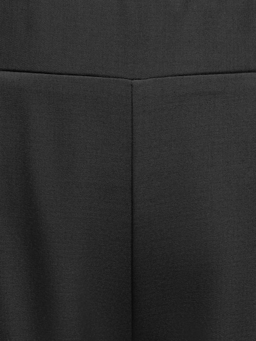 regular Pantaloni con pieghe 'VICTORIA' di ONLY Carmakoma in nero