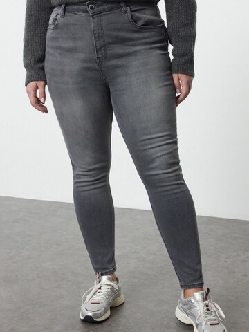 Skinny Jean Trendyol Curve en gris : devant