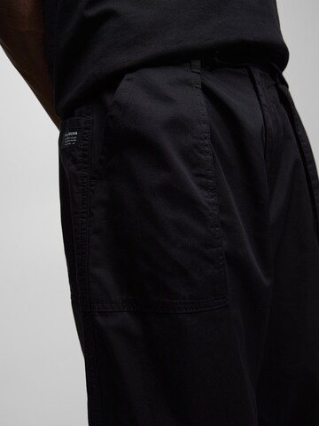 Loosefit Pantaloni con pieghe di Pull&Bear in nero