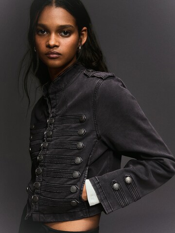 Bershka Välikausitakki värissä harmaa