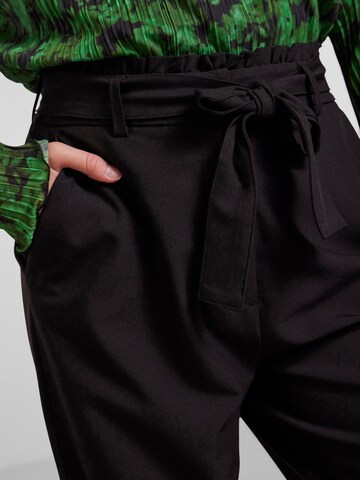 regular Pantaloni di PIECES in nero