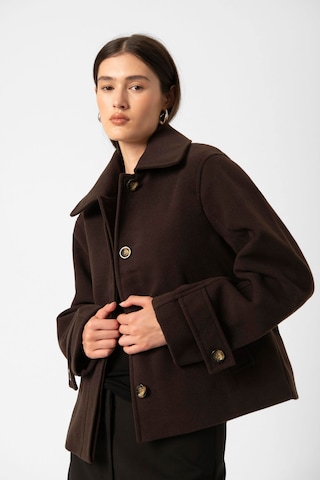 SOAKED IN LUXURY Tussenjas 'Rubie' in Bruin